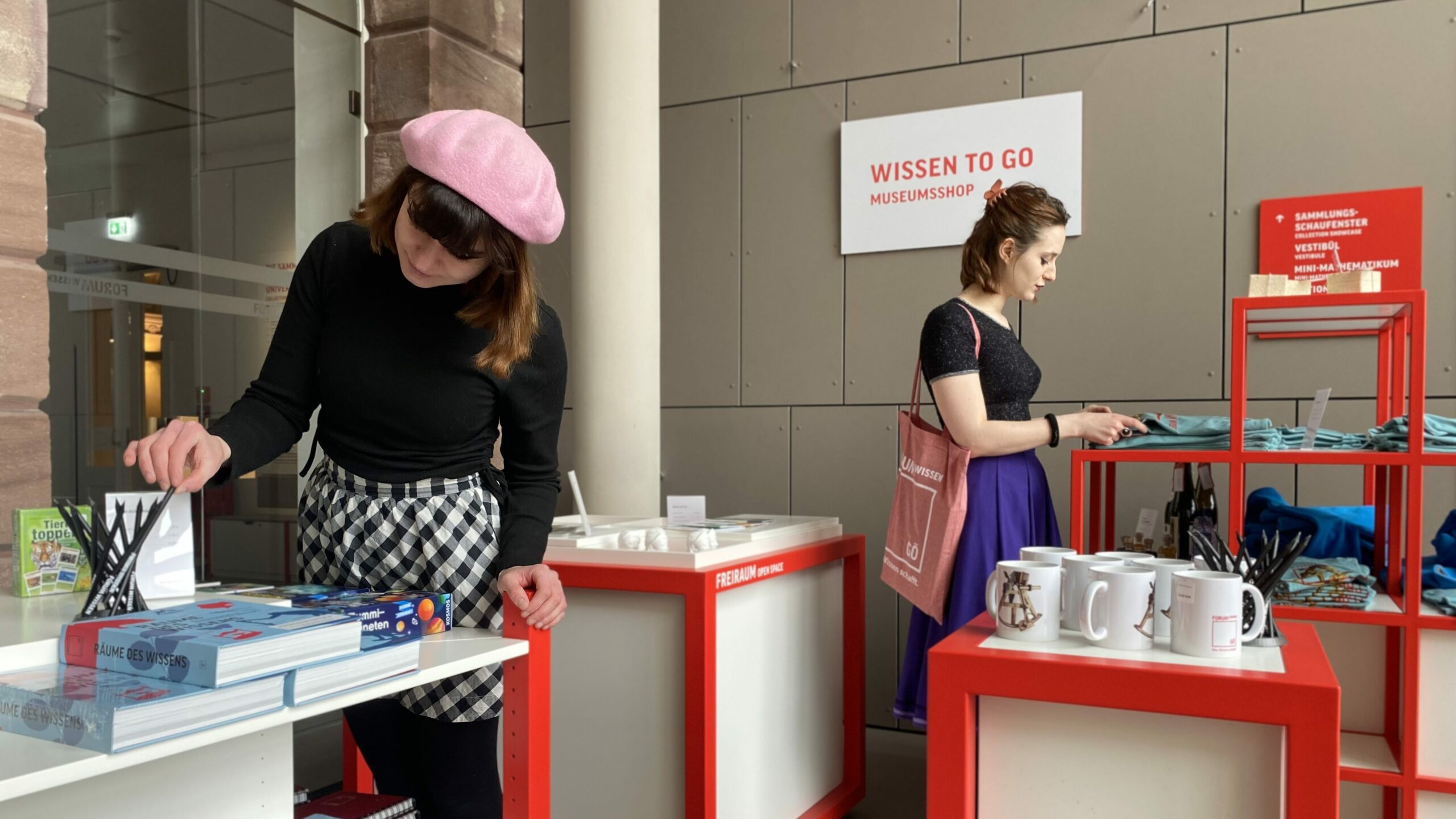 Das Bild zeigt Besucherinnen im Shop des Forum Wissen in Göttingen